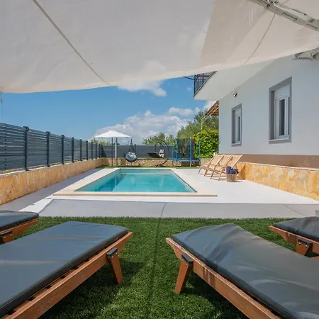 House Kristina With Heated Pool, 10pax * Tugare