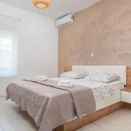Luxury Kristina With Heated Pool Near Omis For 12 Guests Villa *