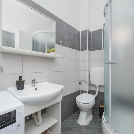 House Kristina With Heated Pool, 10pax * Tugare