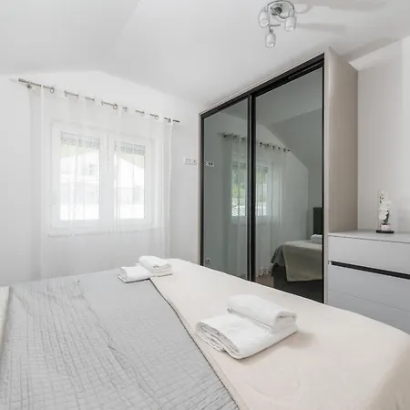 Luxury Kristina With Heated Pool Near Omis For 12 Guests Villa *