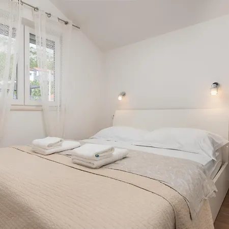 House Kristina With Heated Pool, 10pax * Tugare